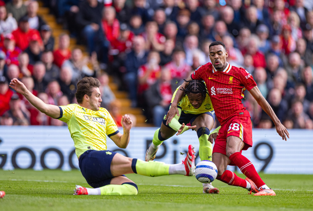 法尔克：凯恩与拜仁愿意续约至2028年，他愿意世界杯后再谈（法尔克：凯恩与拜仁倾向续约到2028，世界杯结束后再谈判）